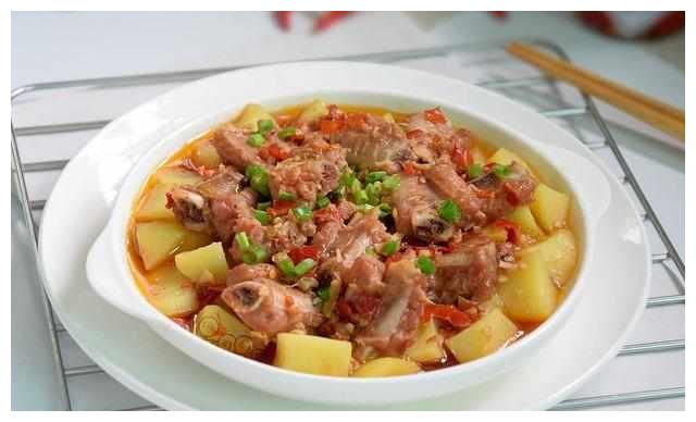 剁椒土豆蒸排骨制作方法