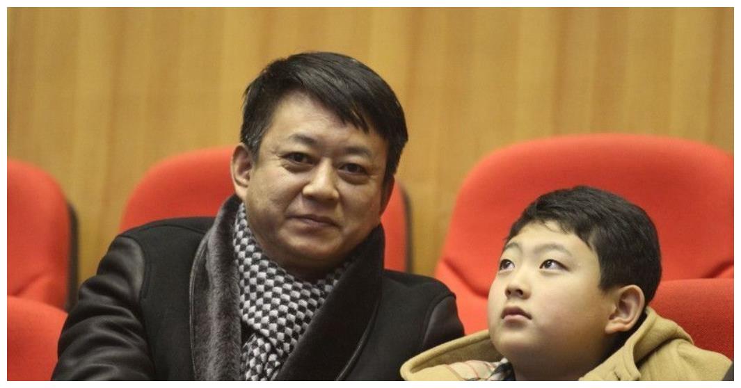 朱军娇妻罕见晒照,老公遭尼格买提强吻,17岁儿子又高又壮