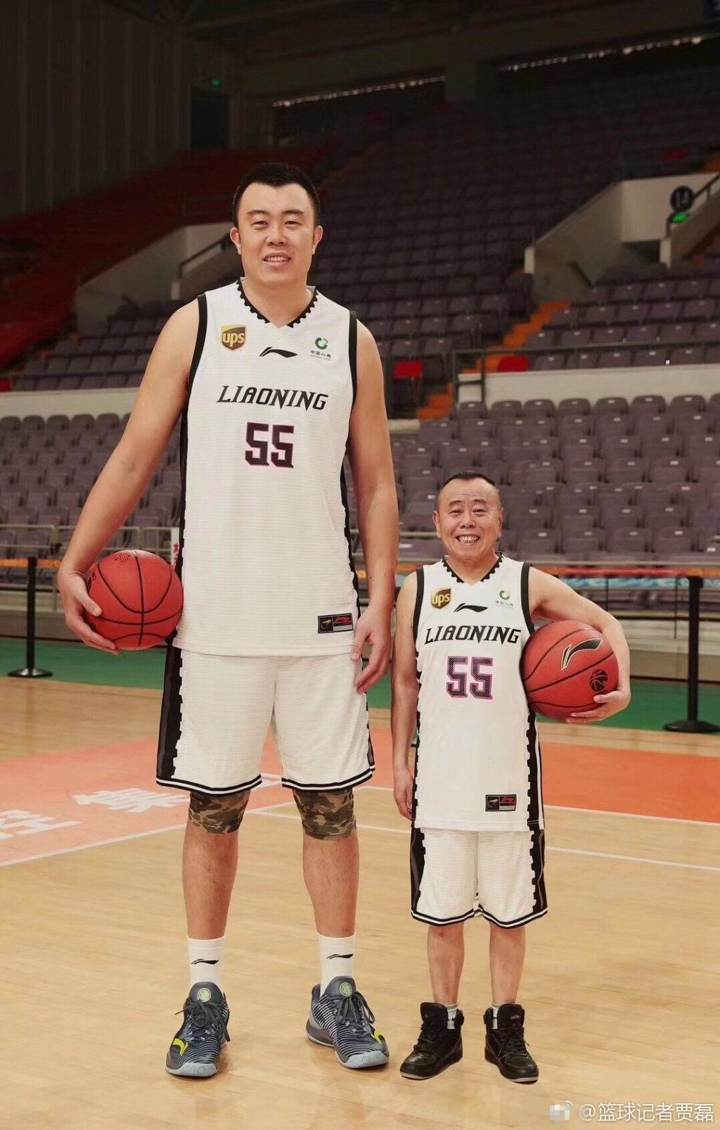 我们来看看两人的官方身高,潘长江身高1
