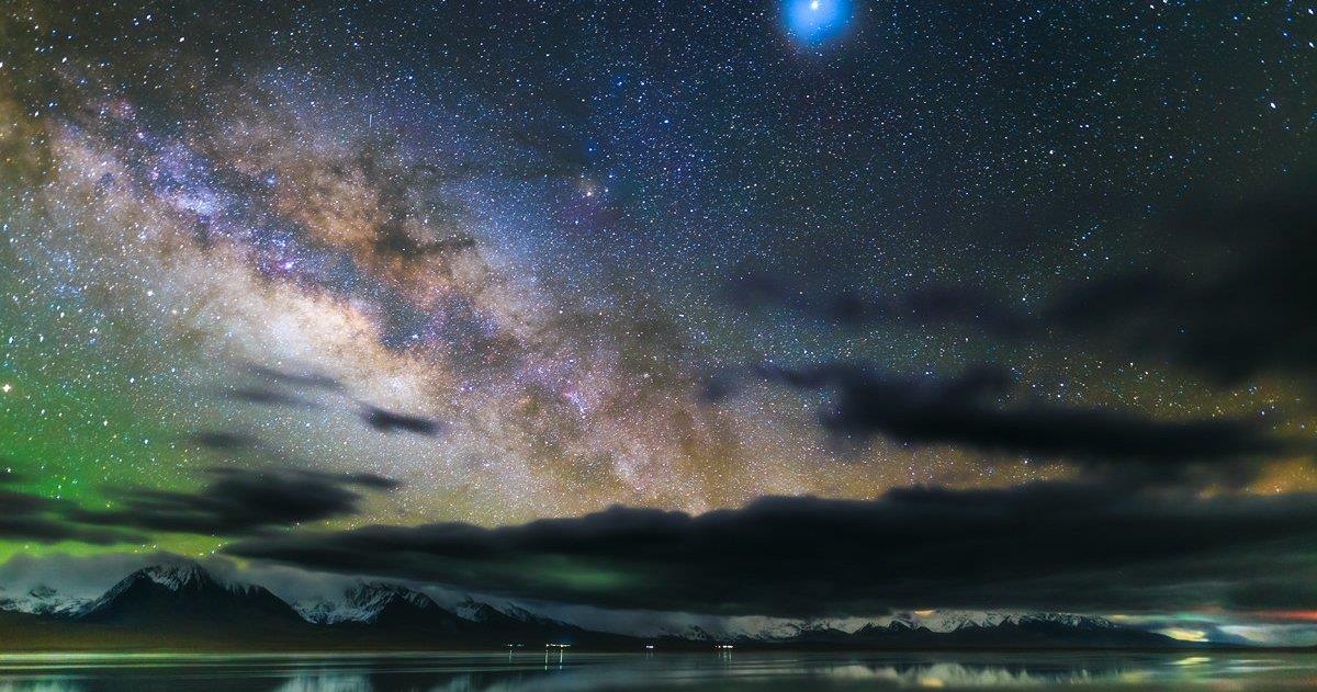 多情湖畔天上的星星伸手可摘你定不知道湖水是源于仙女以泪洗面