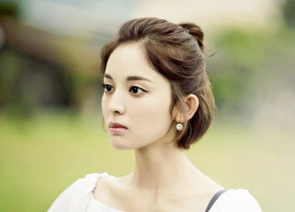 女星半扎丸子头,赵丽颖可爱,杨幂时尚,只有她美到飞起!