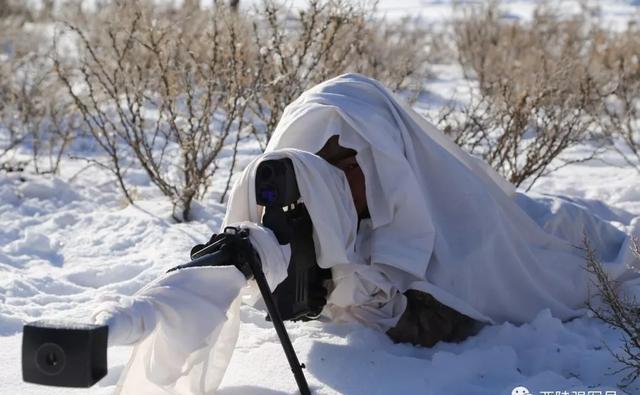 狙击手在茫茫雪野进行"狙杀"训练,只有保存自己才能消灭敌人