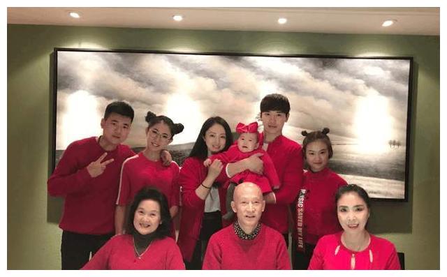 明星全家福:范冰冰妈妈颜值好高,王俊凯身后的男生有点帅