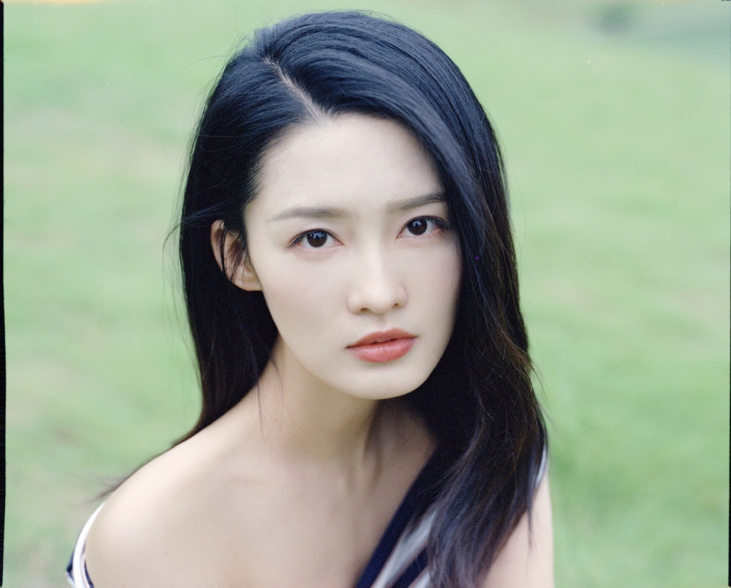 李沁露肩斑马纹上衣清新性感甜美可爱