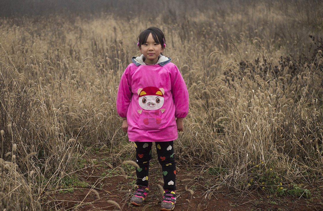 农村男子因病去世,8岁漂亮女儿在坟前磕头跪别后成了孤儿