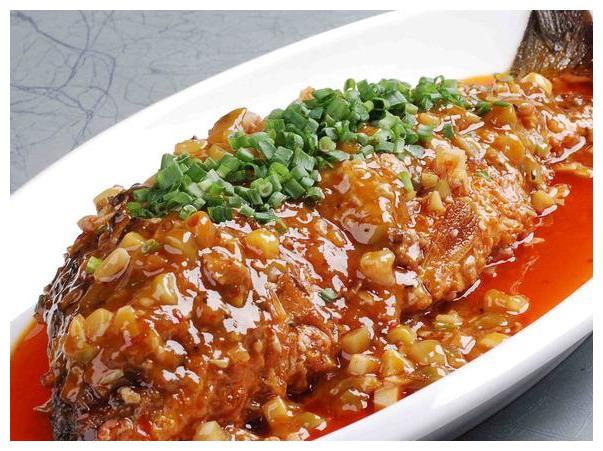 3,加料酒,蒜蓉酱,少许盐,鸡精,加入青红椒块一起翻炒,倒少许水加盖烧