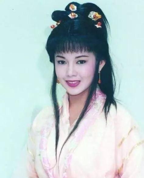 与银发老太拥吻,又是婚内出轨,他是极品渣男
