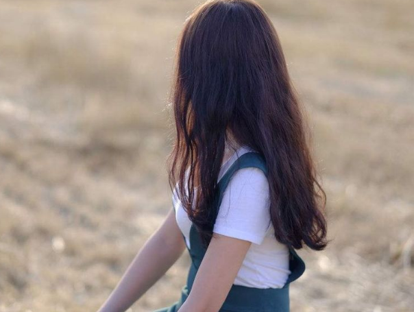 好看长发飘飘非常唯美的美女背景