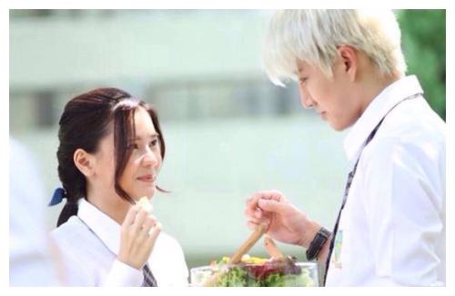 然而王子婚前已经有一个秘密交往的女友妮丽,是国家级弓箭手.