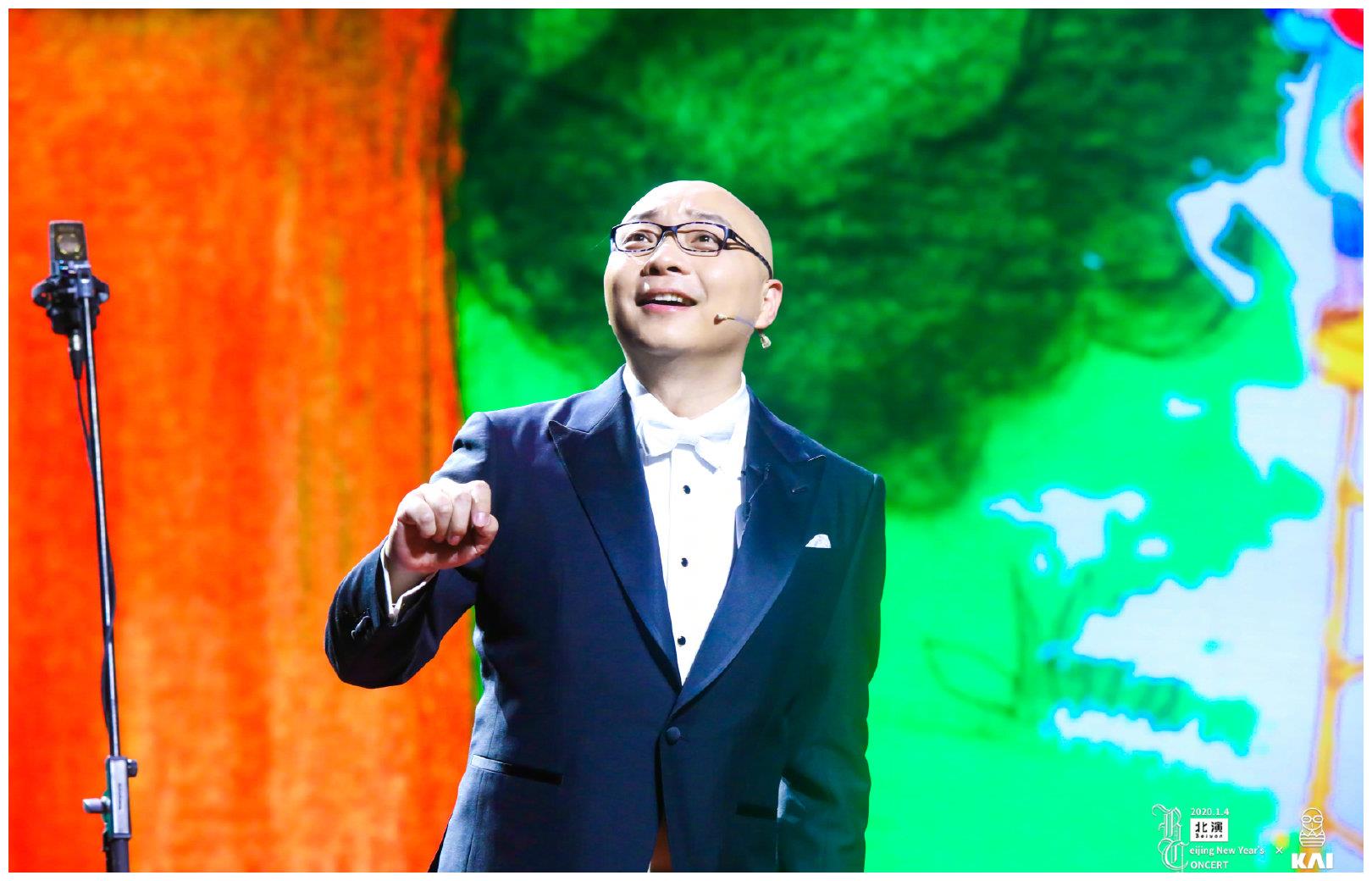 主持人光头王凯颠覆形象戴假发全情投入敲三角铁差点认不出来了