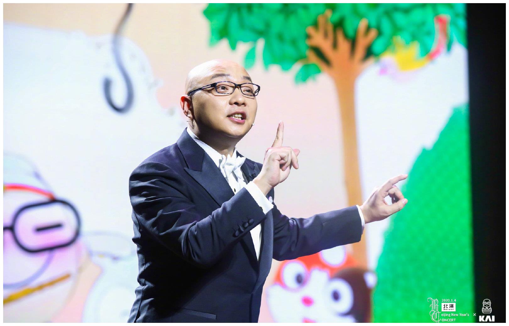 主持人光头王凯颠覆形象戴假发全情投入敲三角铁差点认不出来了