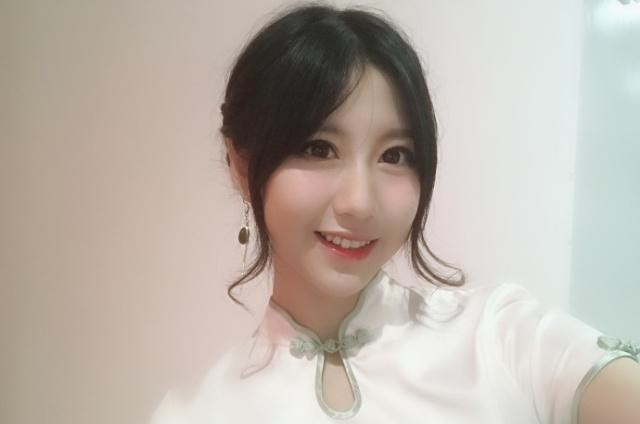 lol德杯新人女解说美丽漂亮解说又棒搭配王多多精彩纷呈