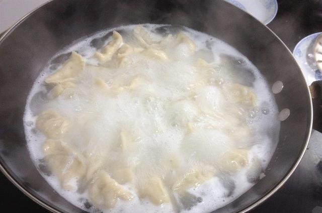 煮饺子是凉水下锅,还是沸水下锅我一直弄错,难怪饺子总是破皮