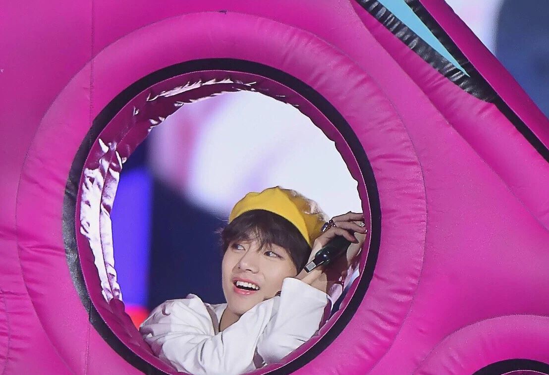 防弹少年团:金泰亨v为阿米提供壁纸啦!帅气又可爱的小帅哥!