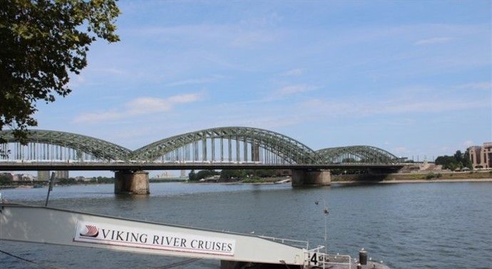 德国科隆霍恩佐伦大桥,桥上的同心锁为这座桥增添了几分浪漫_高清图集