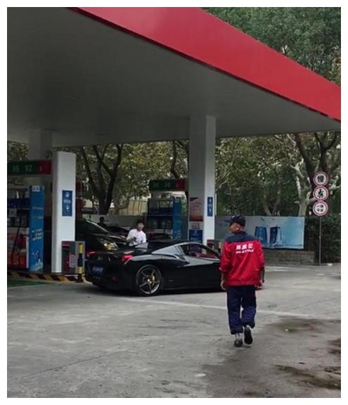 上海加油站偶遇黑色法拉利458,车牌和车型一样,车主是白富美