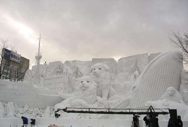 这是一个冰雕群,图片的效果不如现场
