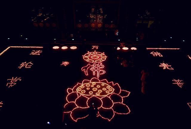 在寺院佛堂供灯的功德有哪些?