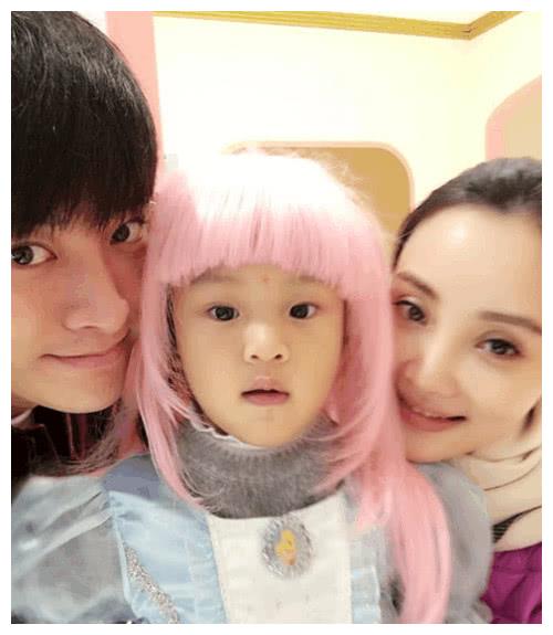 贾乃亮满手提着女性品牌的购物袋被网友偶遇,这是给李小璐买的?