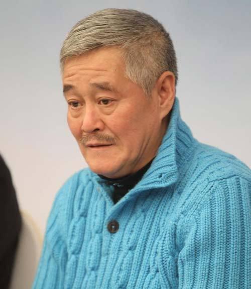 赵本山抛弃糟糠之妻如今妻子比女儿还美自己累成憔悴糟老头