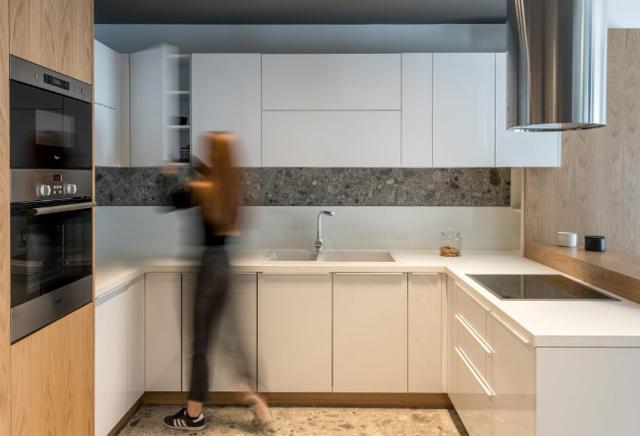 地面装修不流行铺瓷砖了，以前被弃用的水磨石，如今玩出了新花样