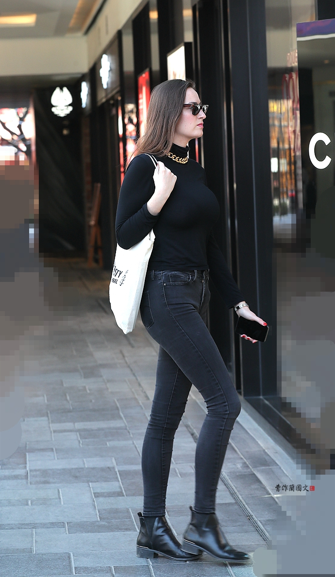街拍:穿黑色牛仔裤搭配黑色短靴的美女