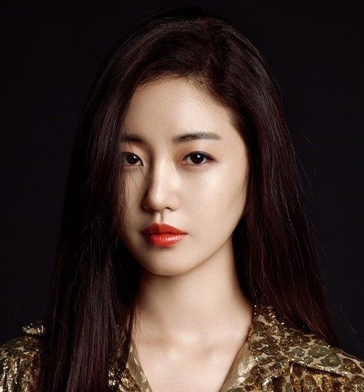 韩女星金莎朗时尚写真照,红唇美艳诱人,网友:真美!