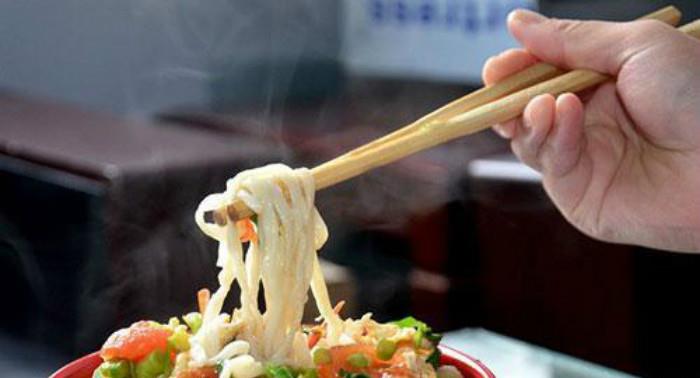 中国人吃面条用筷子,韩国人吃面条用剪刀,网友:非洲人最厉害!