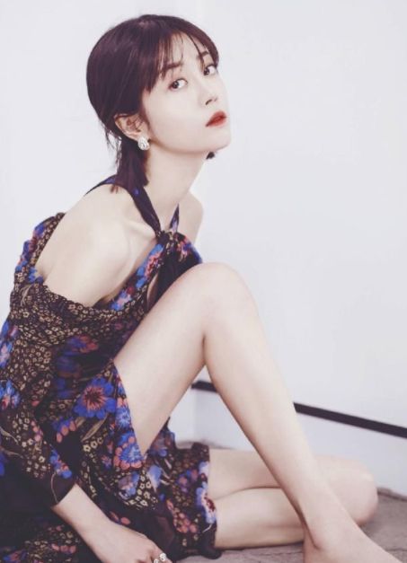 在没看见李溪芮的美腿之前,一直以为郑爽的"漫画腿"够长的了