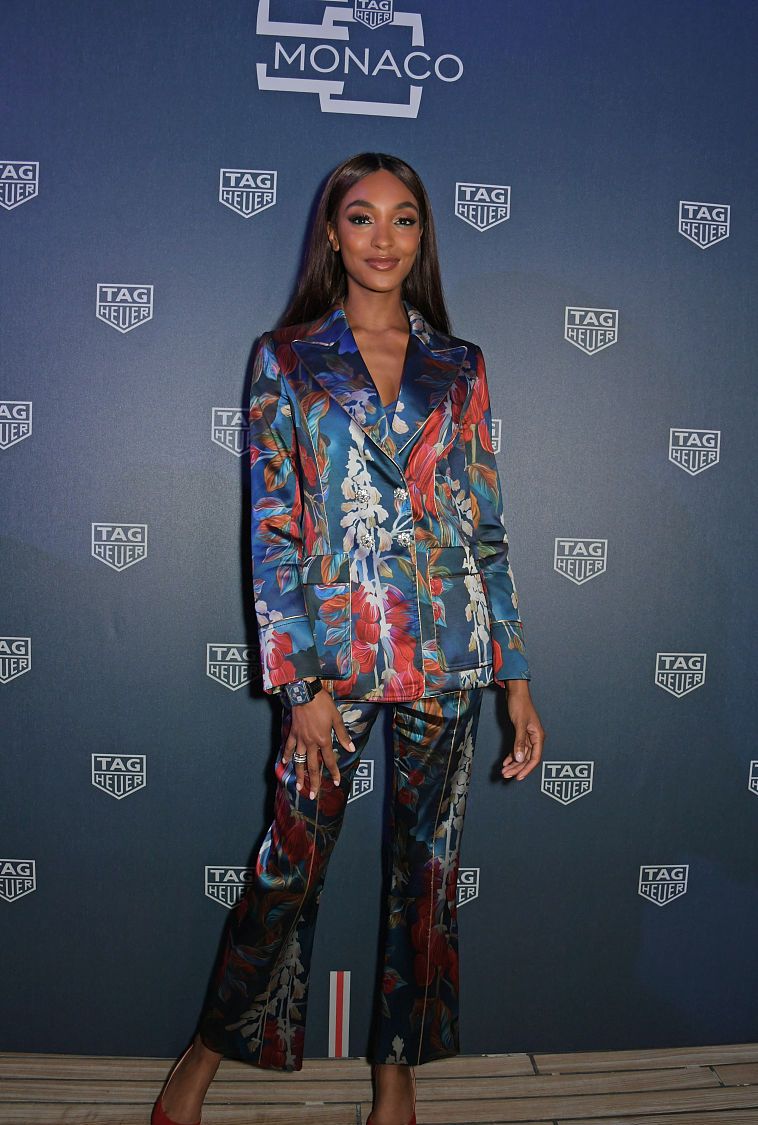 卓丹·邓穿搭:睡衣风印花裤装尖头鞋美艳干练