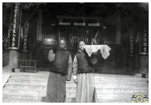 一组清朝太监真实老照片:图五将珍妃投井,图六是皇帝的贴身太监