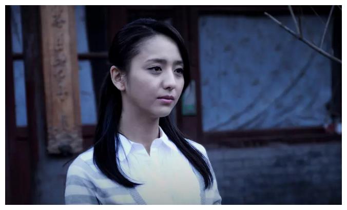 剧里面的她拥有清澈明亮的瞳孔,弯弯的柳眉,长长的睫毛微微地颤动着