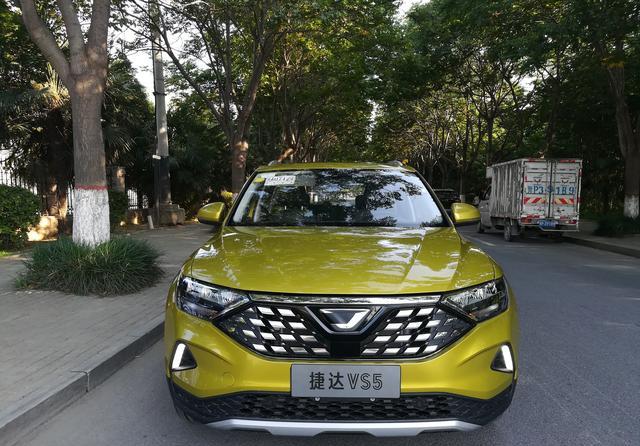 前格栅,内部由点阵排列的四边形镀铬块点缀,中央则是倒梯形的品牌logo