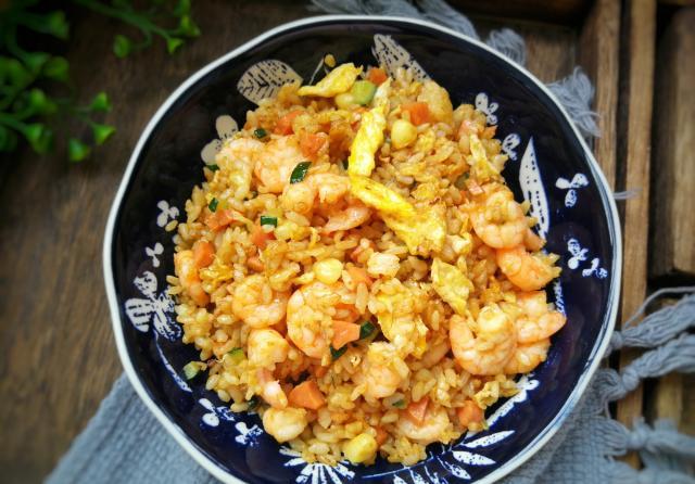 虾仁蛋炒饭放点酱油更好吃简单省事我家隔三差五就得吃一次
