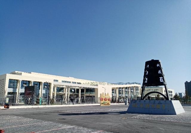 北师大银川学校最新校貌,小学生在操场上骑小马