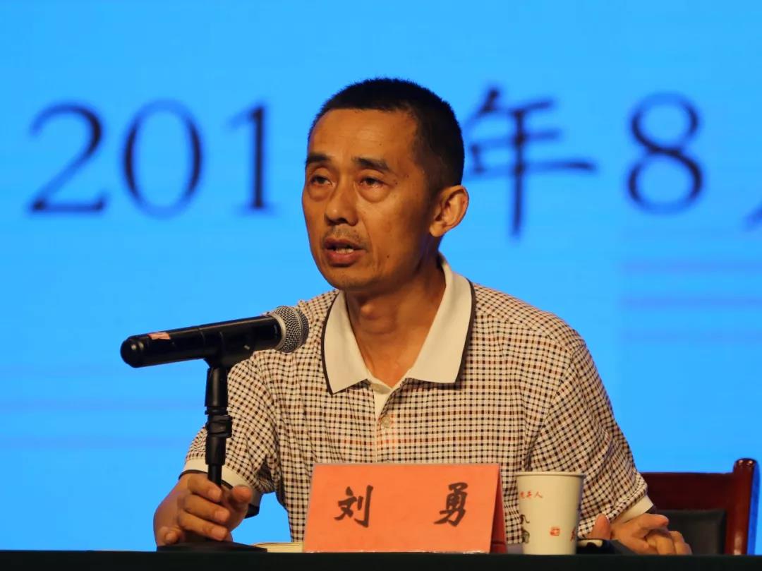 环境,不断做大做强村级扶贫社,带领群众发展产业,开展扶智扶志等工作