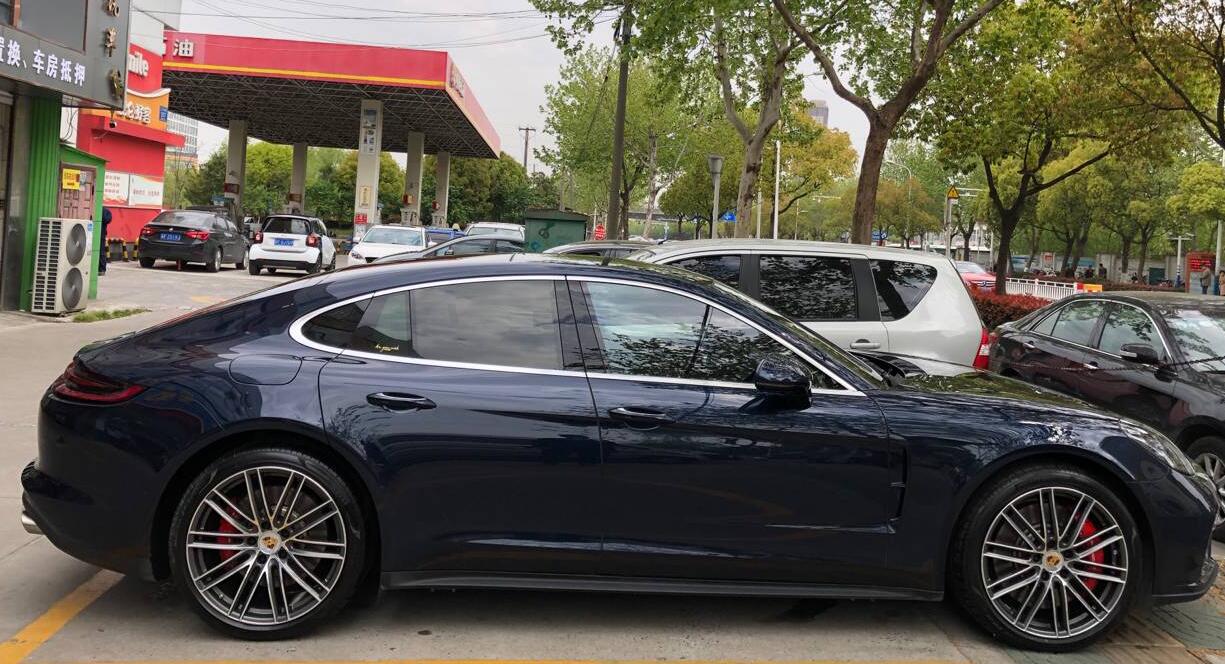 南通人民路实拍沪牌保时捷panamera,少见的turbo车型