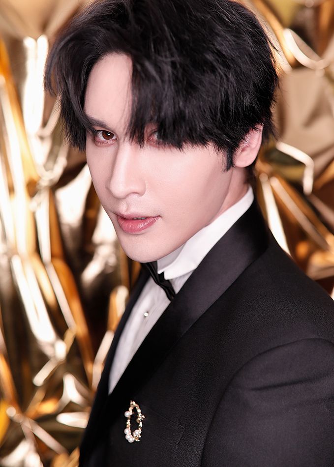 居来提亮相2018国剧盛典 优雅型男长腿瞩目