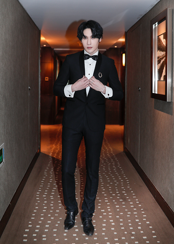 居来提亮相2018国剧盛典 优雅型男长腿瞩目