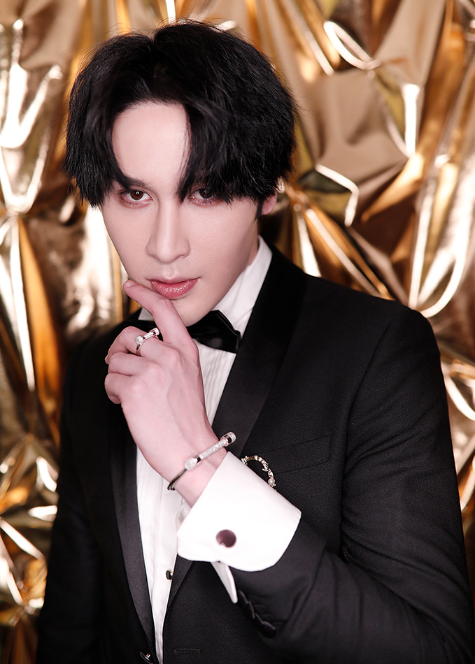 居来提亮相2018国剧盛典 优雅型男长腿瞩目