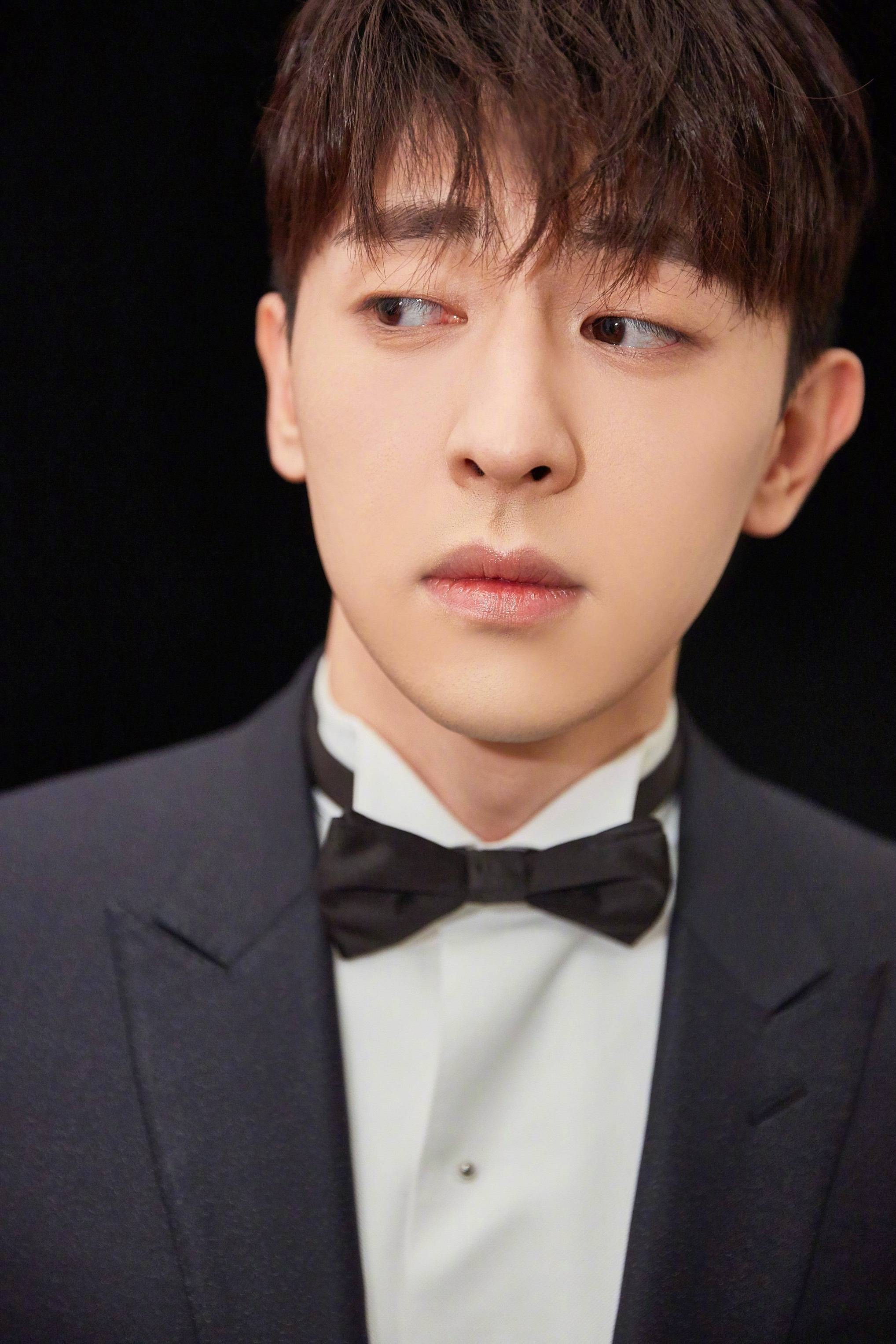 邓伦西装杀,真的是行走的衣服架子,把西装穿的太帅啦!