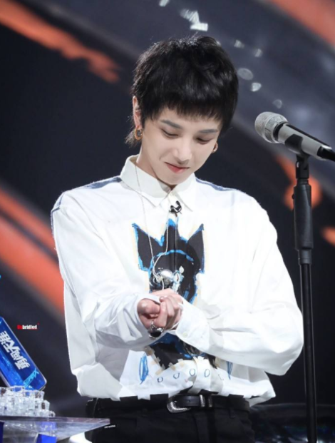 继"金丝眼镜"华晨宇又带火一件夏季单品,得知价格后被赞亲民!