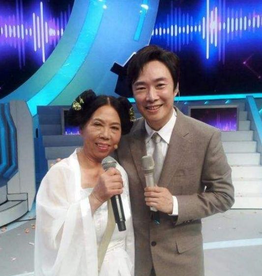 张美娥参加江苏卫视《看见你的声音》与费玉清合影,二人都很开心啊.