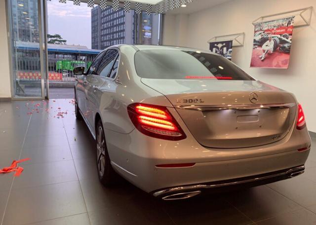 罕见银色立标奔驰e300l,配浅内饰,网友:这才是奔驰该有的气质