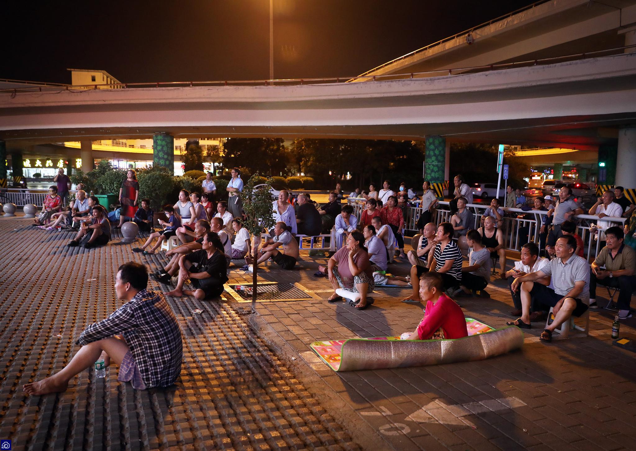 郑州街头现乘凉专用电影院,每天百人围观,有人已免费看了3年