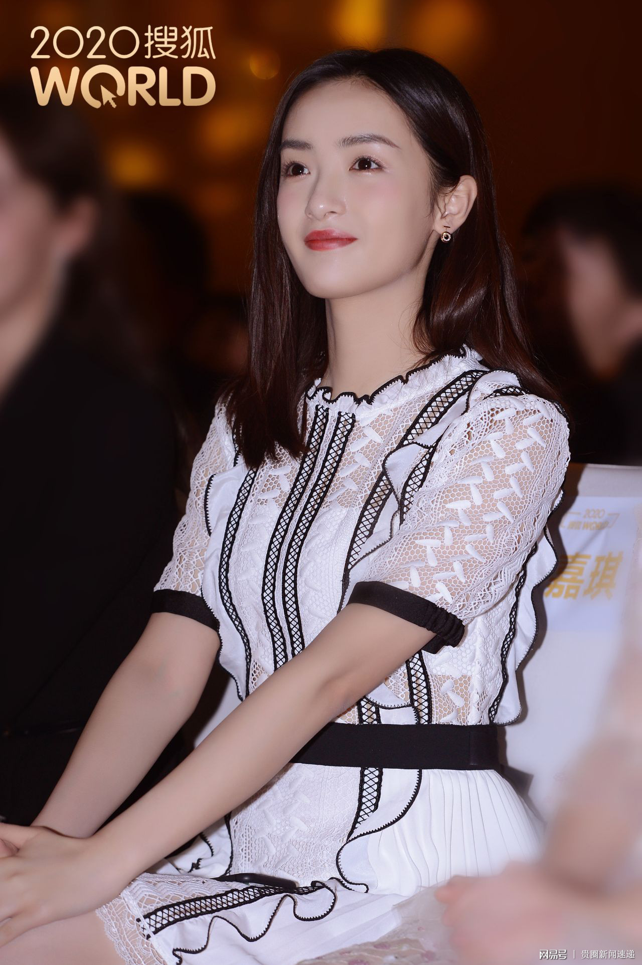 孙嘉琪黑纱裙亮相时尚盛典 清纯妩媚双面娇人