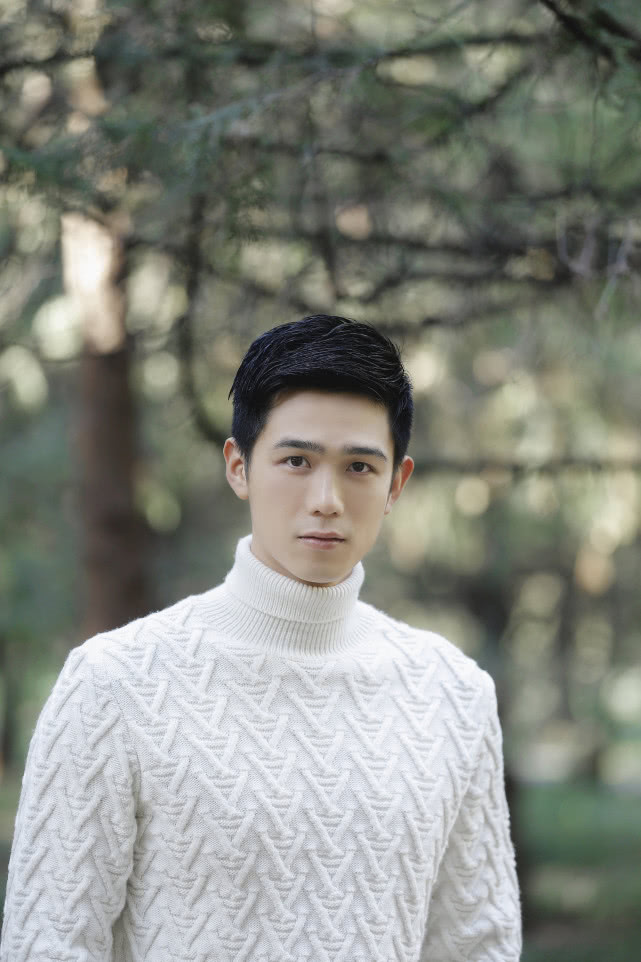 《非黑即白》利晴天白毛衣写真尽显温润气质