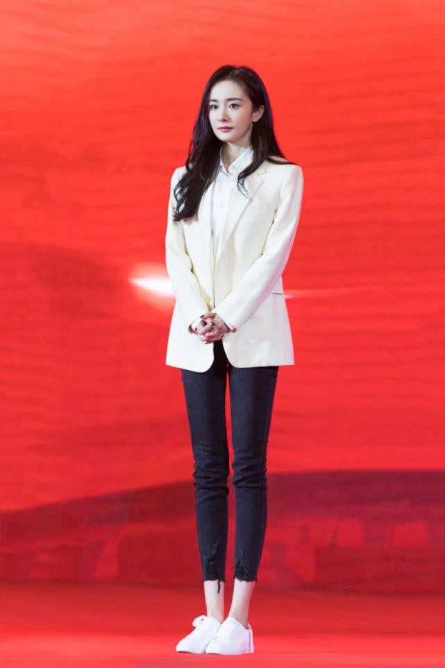 杨幂又美了,白西装配紧身裤干练飒爽,高颜值大长腿让人惊艳 !