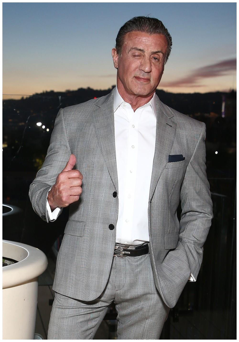 73岁的西尔维斯特·史泰龙赤裸上身,展示着他的肌肉和纹身