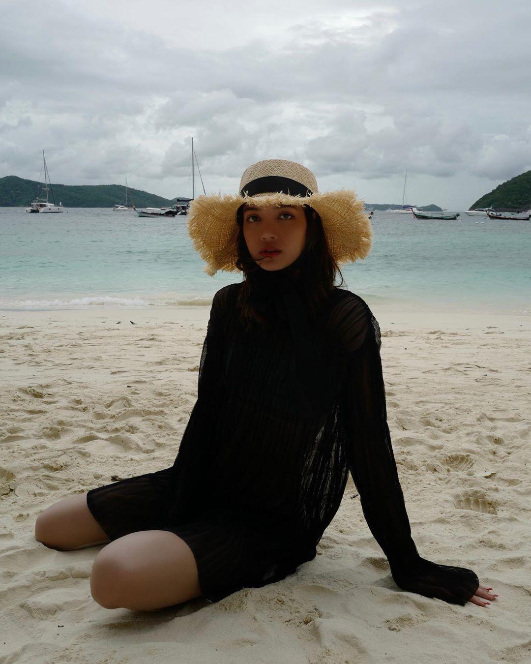 BLACKPINK Lisa炫耀一流的视觉在泰国的海滩度假